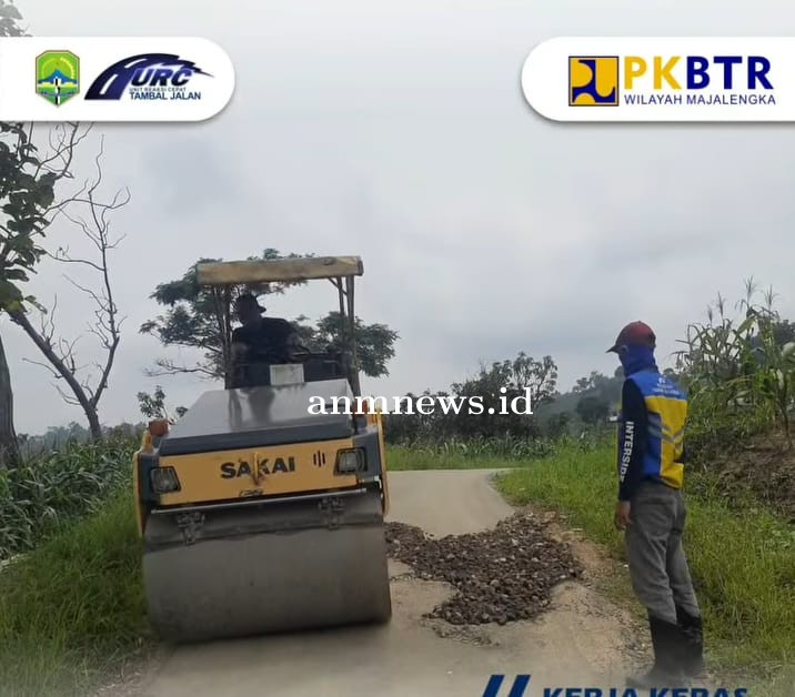 Sambut Menteri ATR/BPN, Tim URC UPTD PUTR Majalengka Tambal Jalan Cibodas-Nunuk Baru