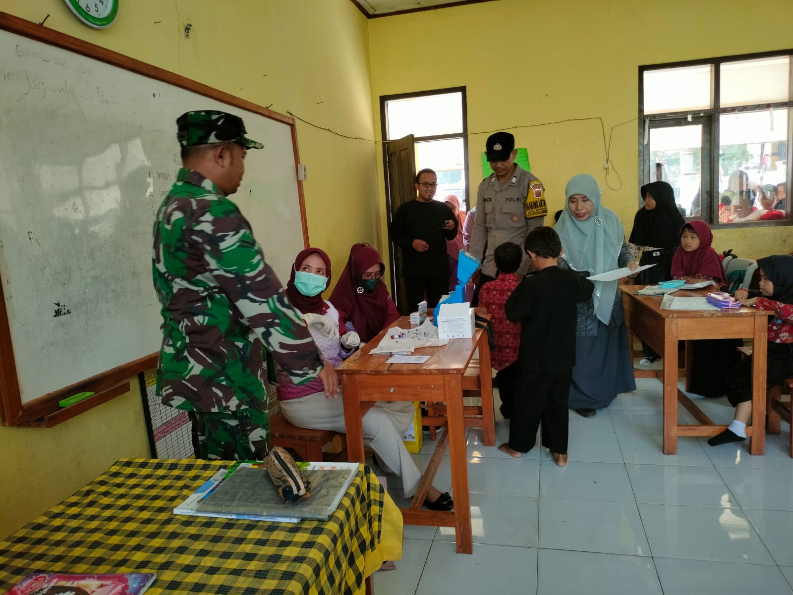 Sinergitas TNI-Polri: Bhabinkamtibmas dan Babinsa Sumberjaya Patroli Humanis di SDN 1 Rancaputat