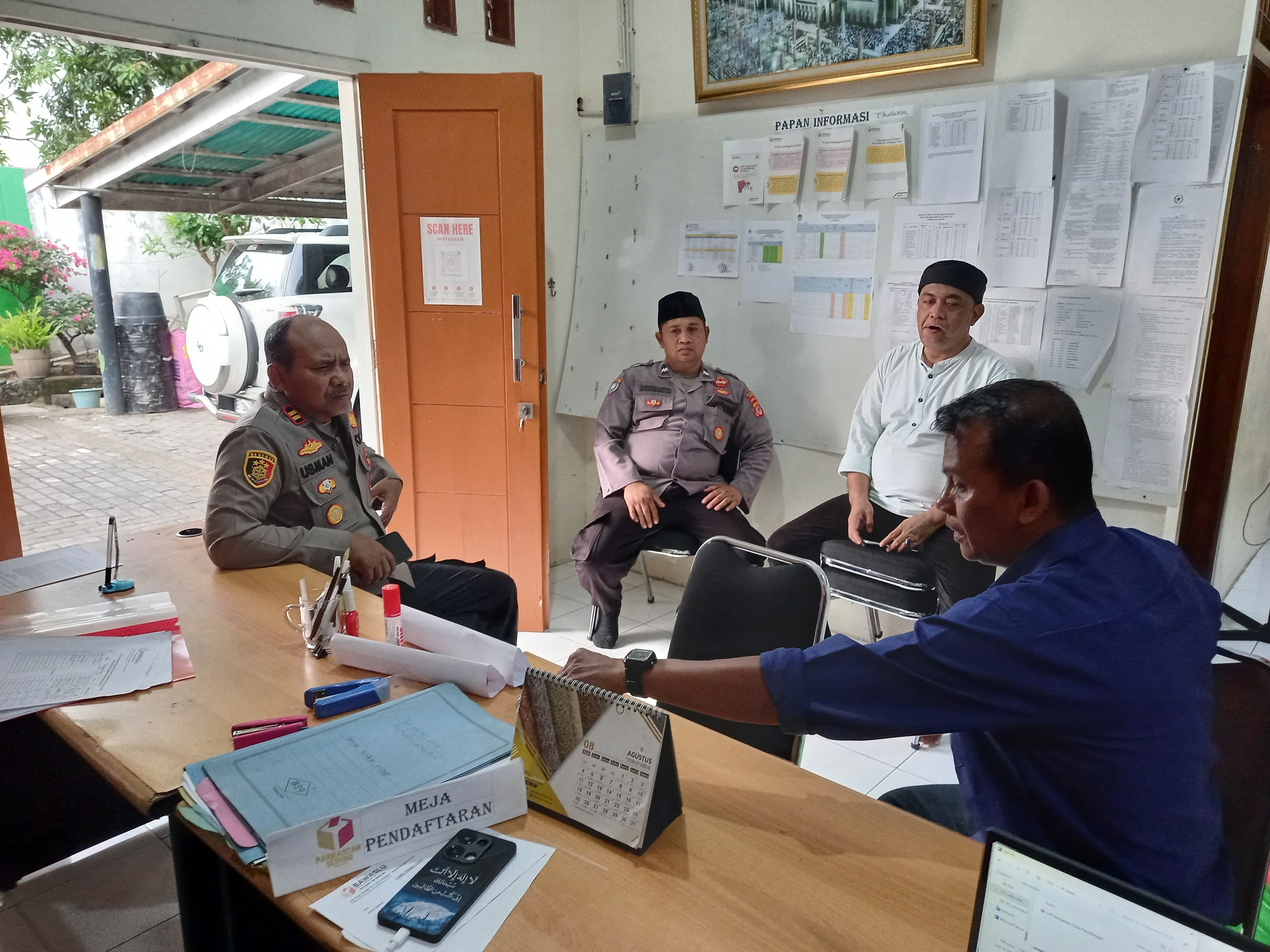 Kapolsek Kunjungi Kantor Panwas Kecamatan Sedong
