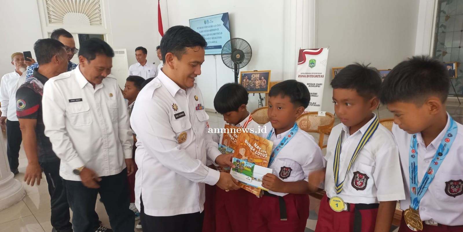 Pj Bupati Majalengka Dedi Supandi Apresiasi Bagi Atlet Sepakbola SSB Vinex D  yang Raih Mendali Emas