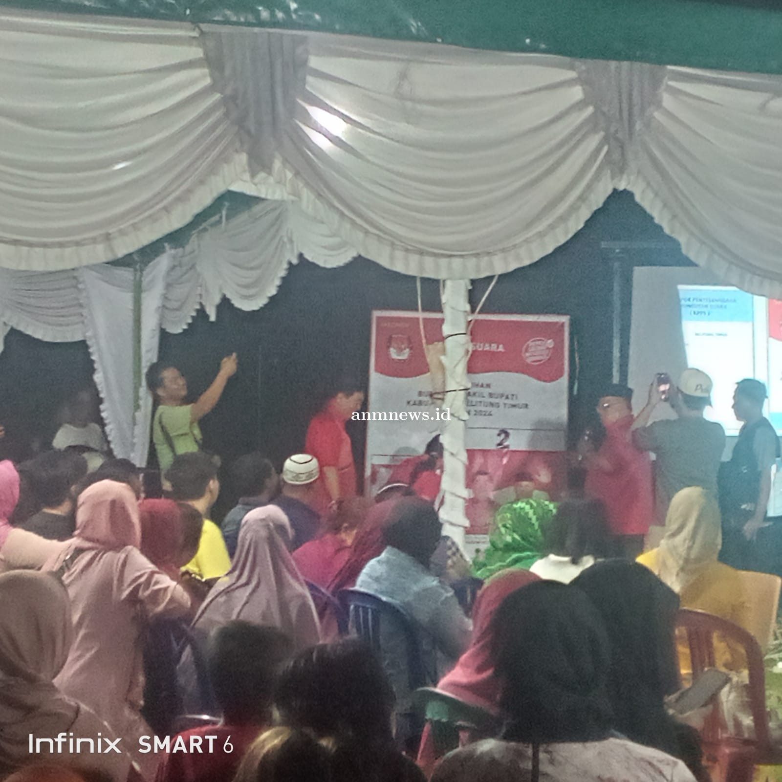 Antusias Masyrakat Dusun Urisan Jaya Desa Padang Manggar Mendengarkan Kampanye Dialogis Paslon 02