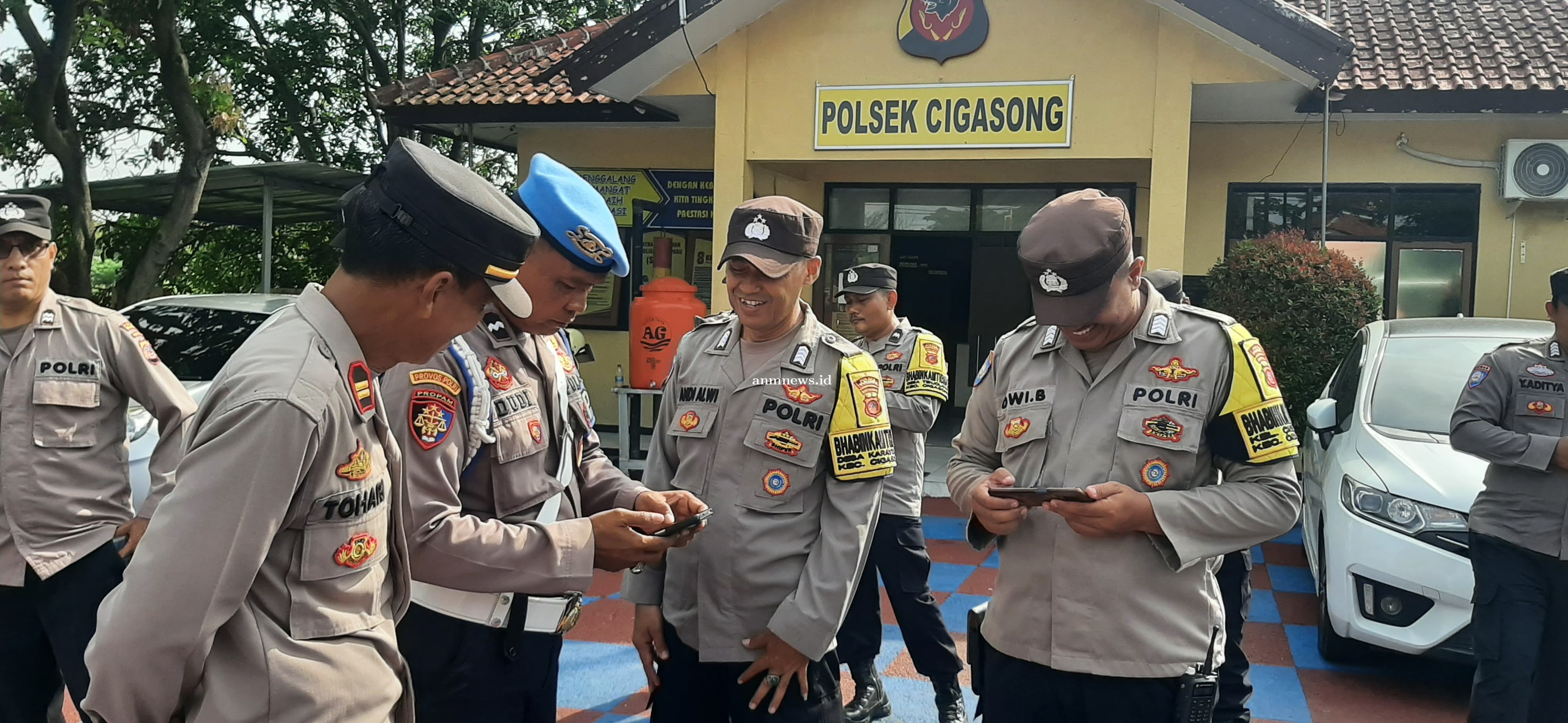 Nyatakan Perang Lawan Judi Online, Kanit Provos Polsek Cigasong Cek HP Anggota