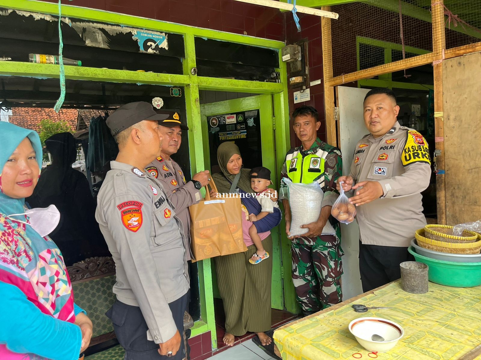 Polri Peduli, Dokkes Polres Majalengka Beri Bantuan Sembako Kepada Anak Penderita Stunting