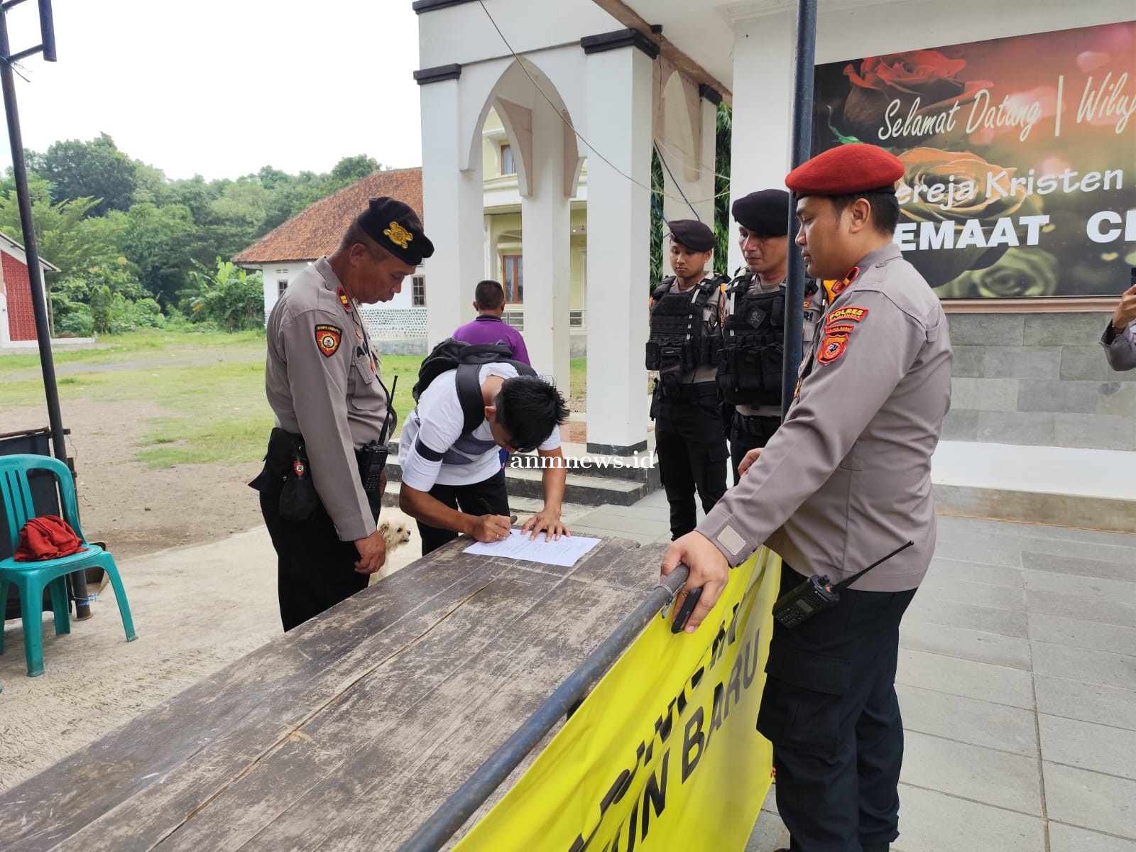 Pastikan Keamanan Gereja Saat Peribadatan, Sat Samapta Polres Majalengka Lakukan Sterilisasi GKP
