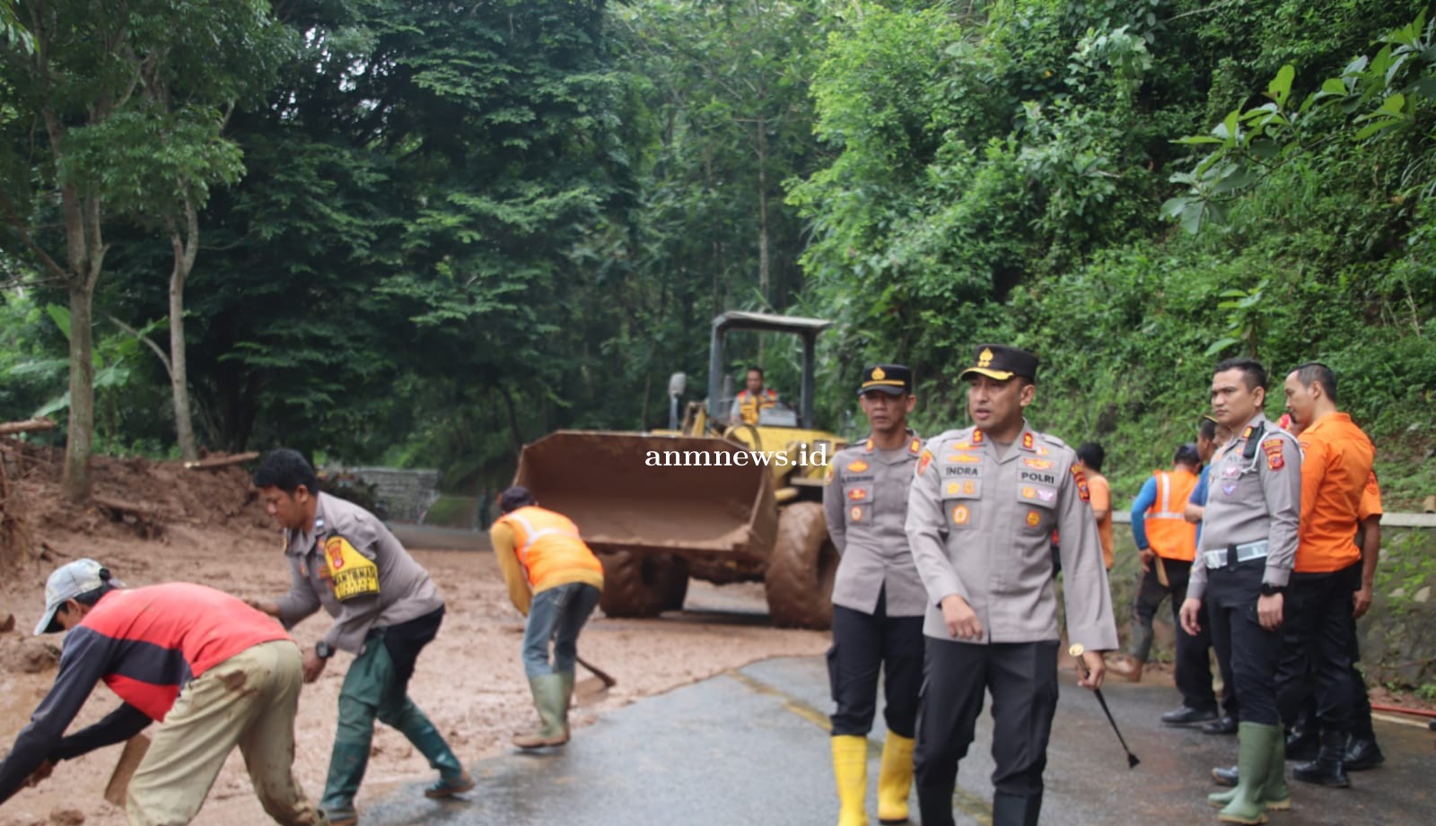 Kapolres Majalengka Cek Langsung Lokasi Tebing Longsor Jalan Raya Majalengka - Kuningan