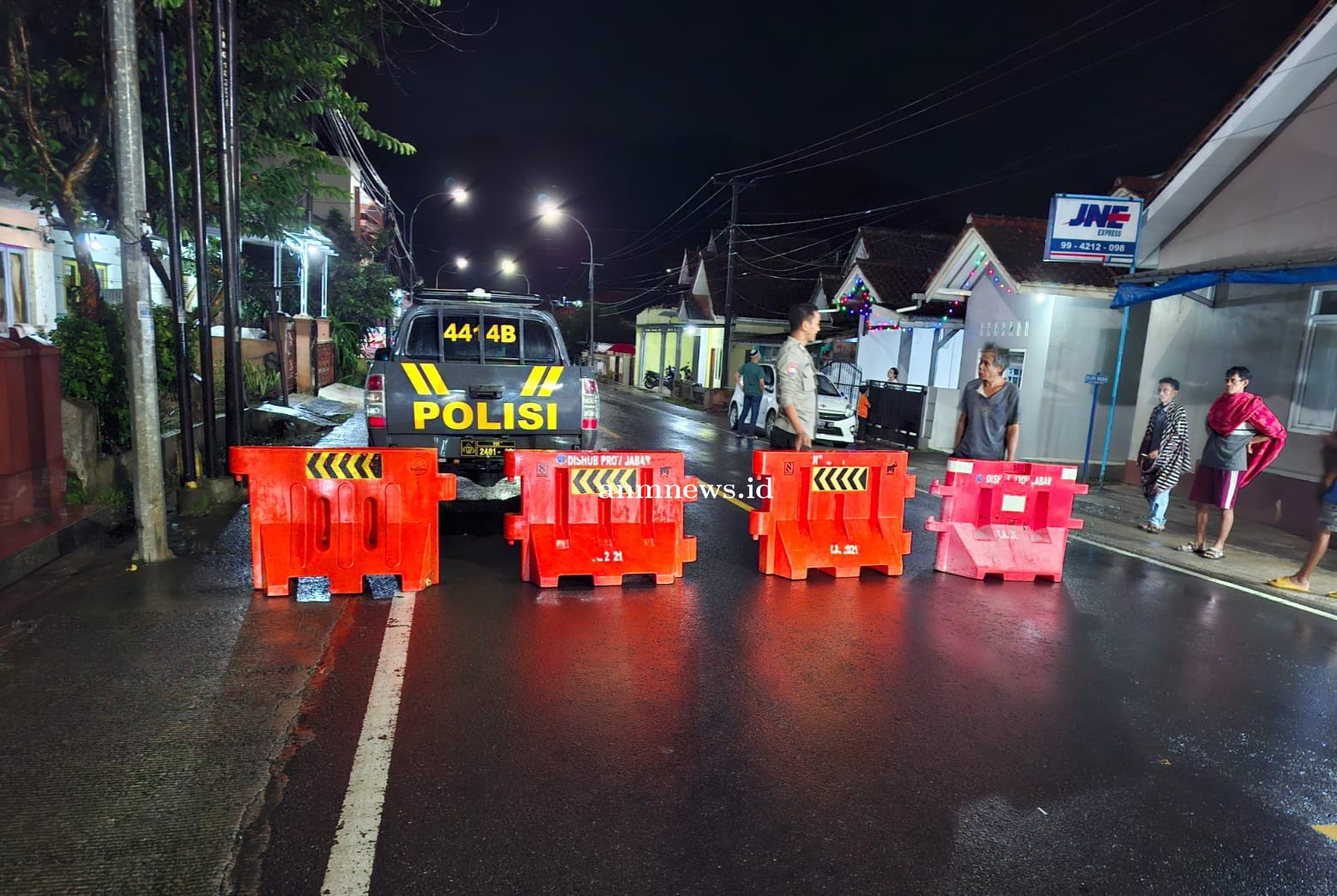 Jalur Nasional Cikijing-Kuningan Longsor, Polsek Cikijing Lakukan Rekayasa Lalulintas