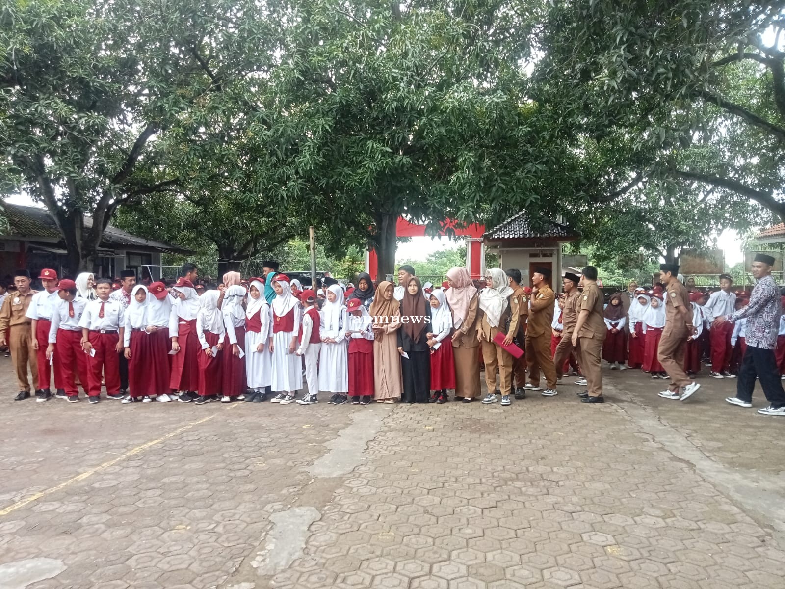 Kuwu Jatimulya Rastim SH. berikan hadiah kepada siswa dan siswi yang berprestasi.