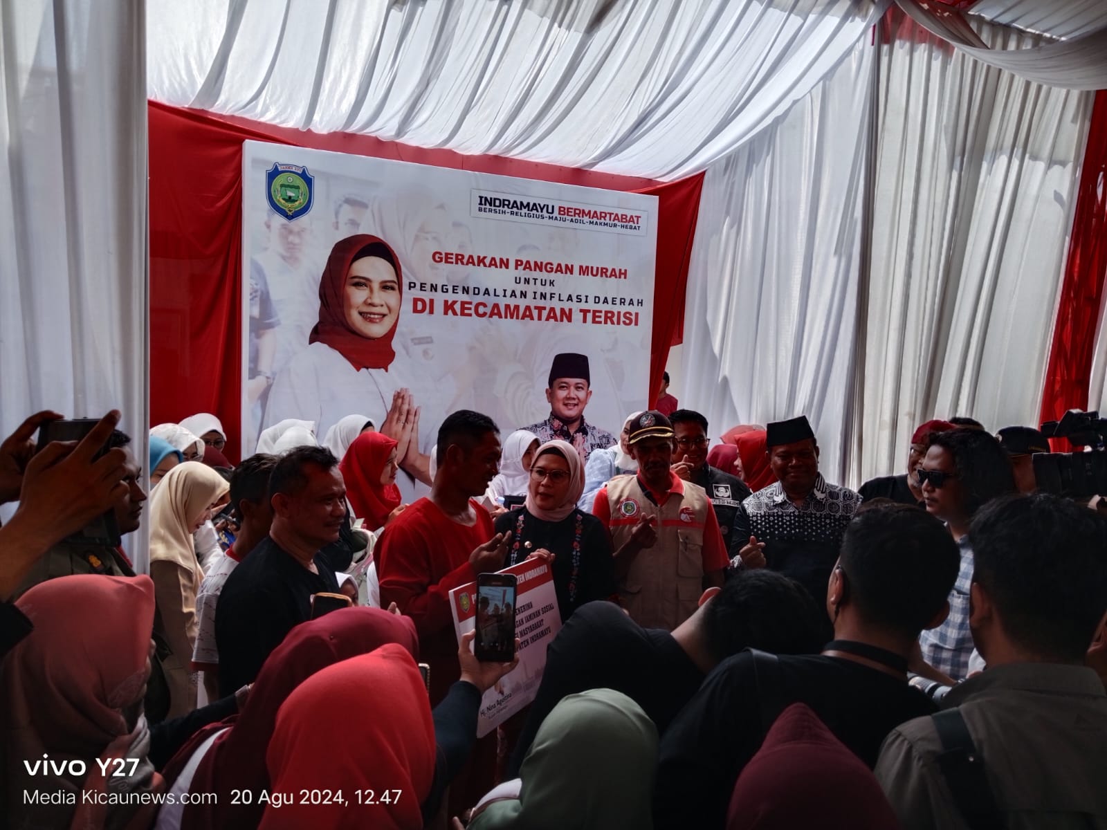 Bupati Nina Agustina Sediakan 4.400 Paket Sembako pada Gerakan Pangan Murah