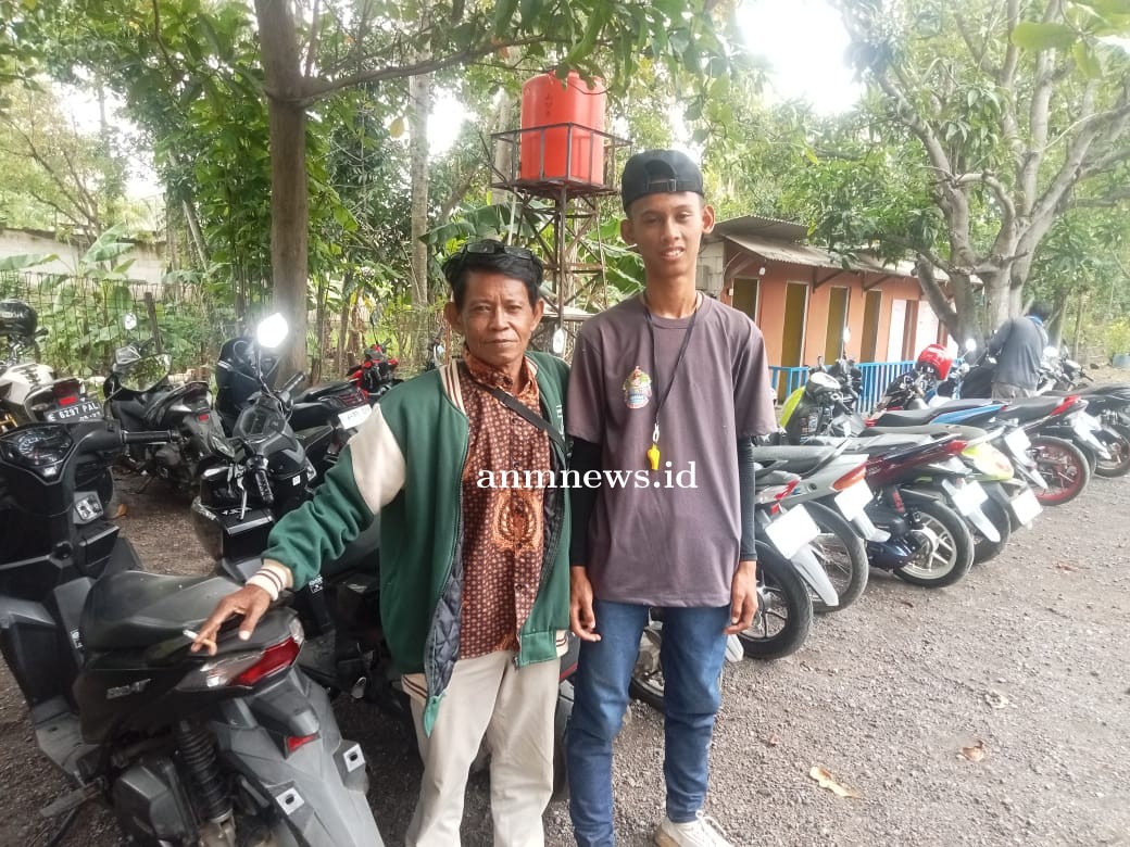 Tukang Parkir Taman Wisata 3 Bintang Firdaus Waterpark Familiyer Dengan Pengunjung