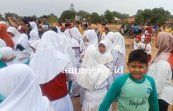 Antusias Siswa dan Siswi UPTD SD Jatimulya 2 Sambut Rombongan Kapolda Jabar