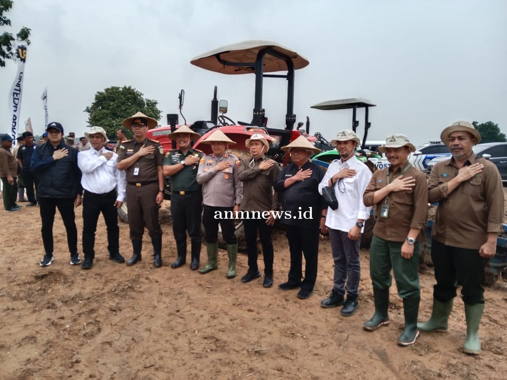 Dukung Swasembada Pangan Polres Indramayu Tanam Jagung Di Areal Kawasan Hutan Perhutani