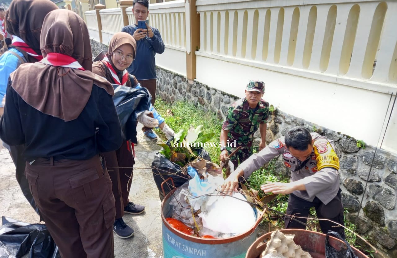 Sinergitas TNI-Polri dan Pramuka Peduli Gelar Giat Bersih di Majalengka