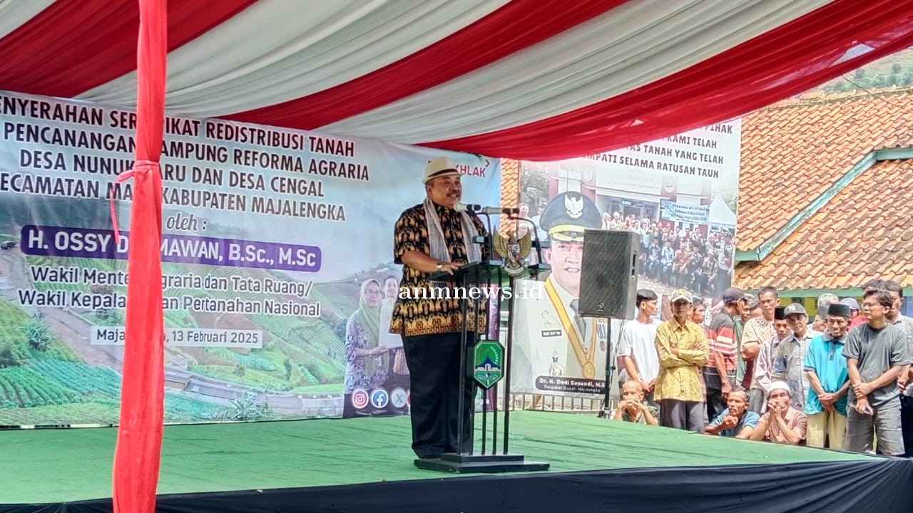 Dihadiri Ateng Sutisna, Komisi II DPR RI Pada Acara Penyerahan Sertifikat Redistribusi Tanah