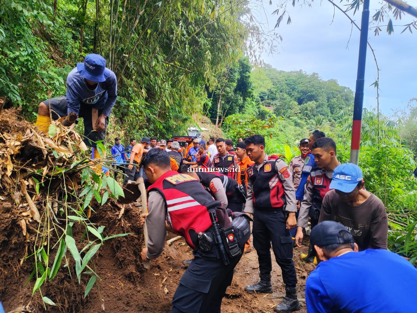 Raimas Sat Samapta Polres Majalengka Bersama Dinas Terkait dan Warga Evakuasi Tanah Longsor