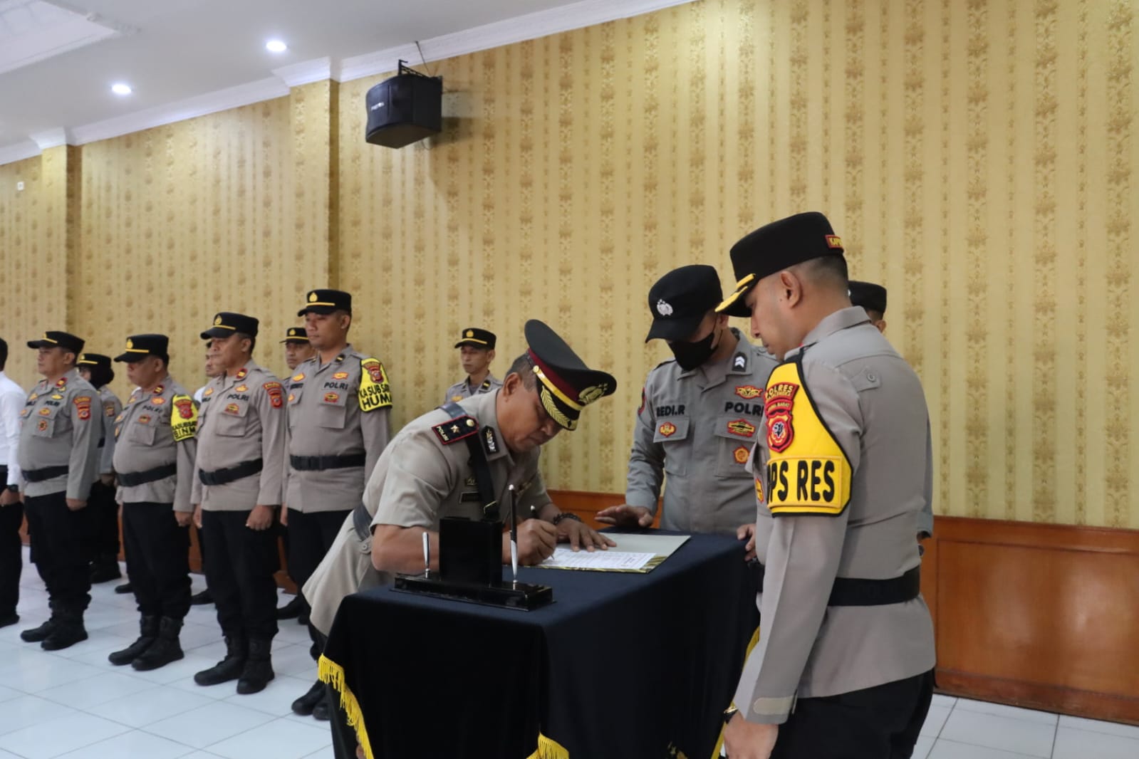 Kapolres Majalengka Pimpin Upacara Penyerahan Jabatan Kabag Logistik di Aula Kanya Wasistha
