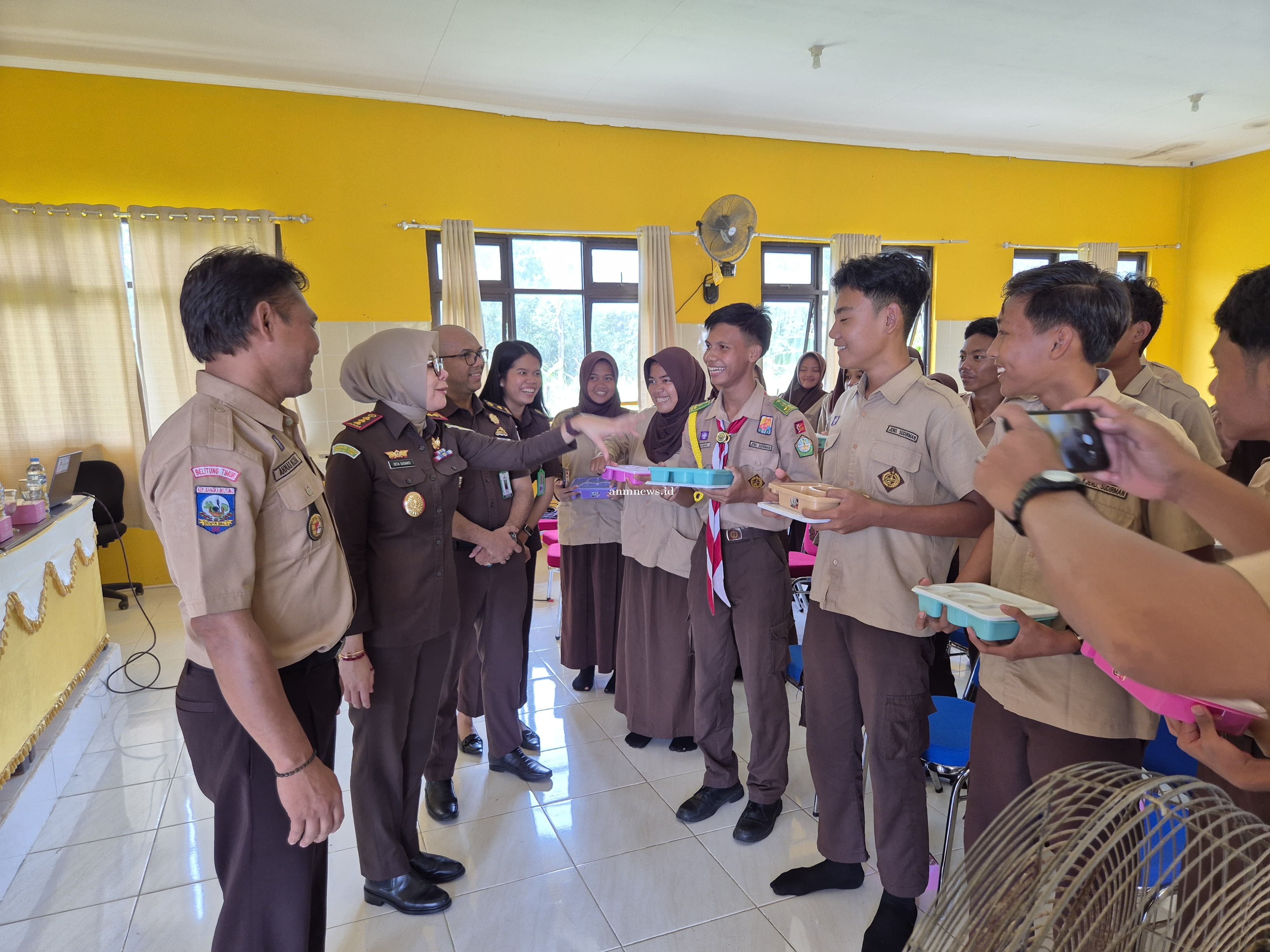 Kejaksaan Negeri Belitung Timur Gelar Program Jaksa Masuk Sekolah dan Makan Bergizi Gratis di SMA Negeri 1 Damar