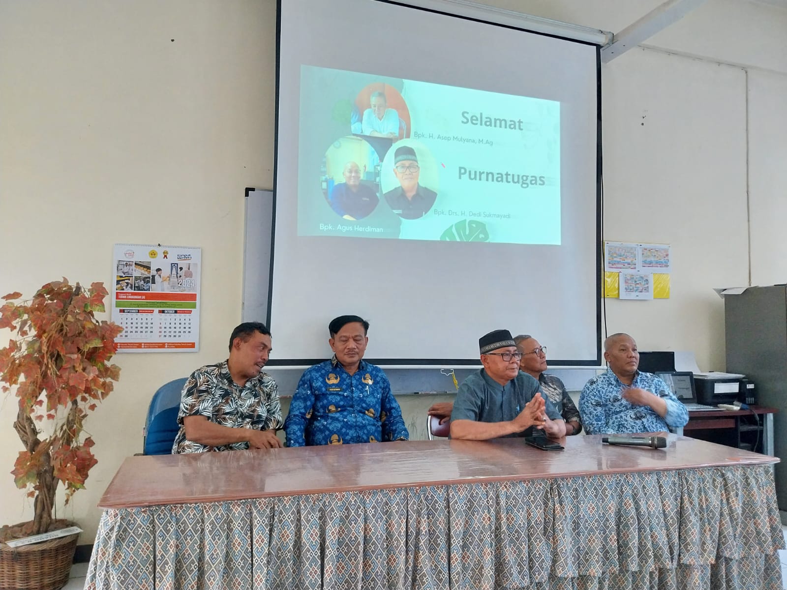 SMKN 4 Lepas Guru dan Staf TU yang Memasuki Pensiun
