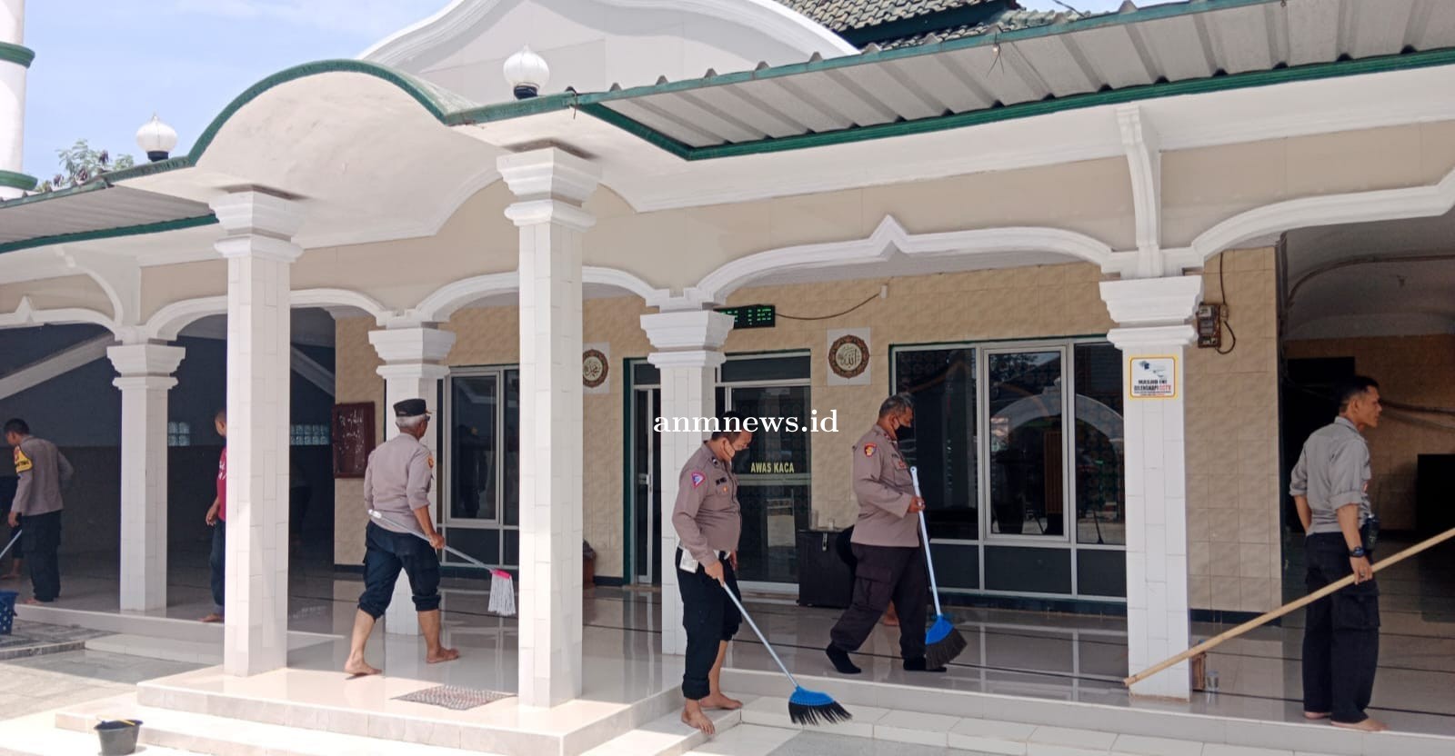 Bentuk Kepedulian, Polda Jabar Hadir dalam Bhakti Sosial Bersihkan Rumah Ibadah
