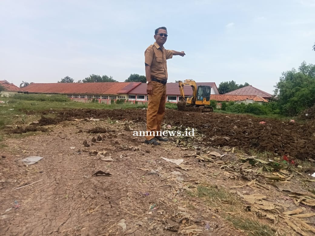 Kuwu Raidi Hadirkan Alat Berat untuk Membersihkan Sampah