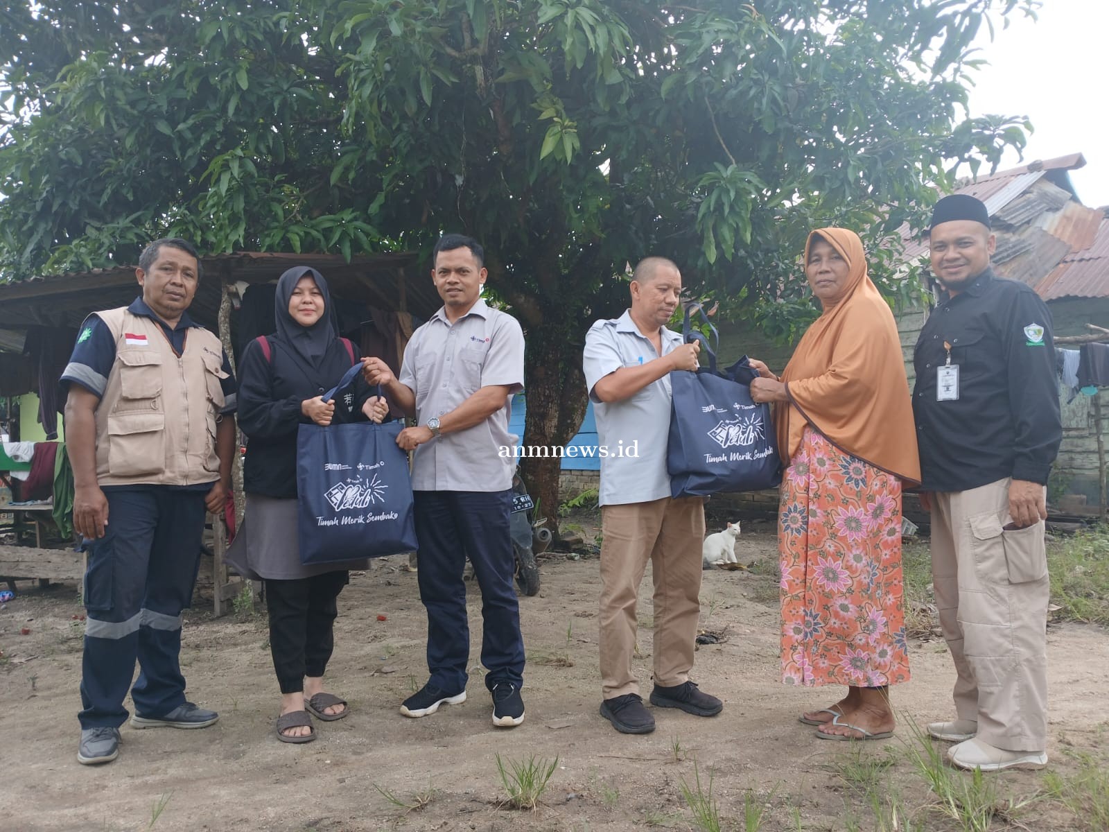 Peduli Warga Terdampak Banjir di Desa Belo Laut, PT. Timah Serahkan Paket Sembako