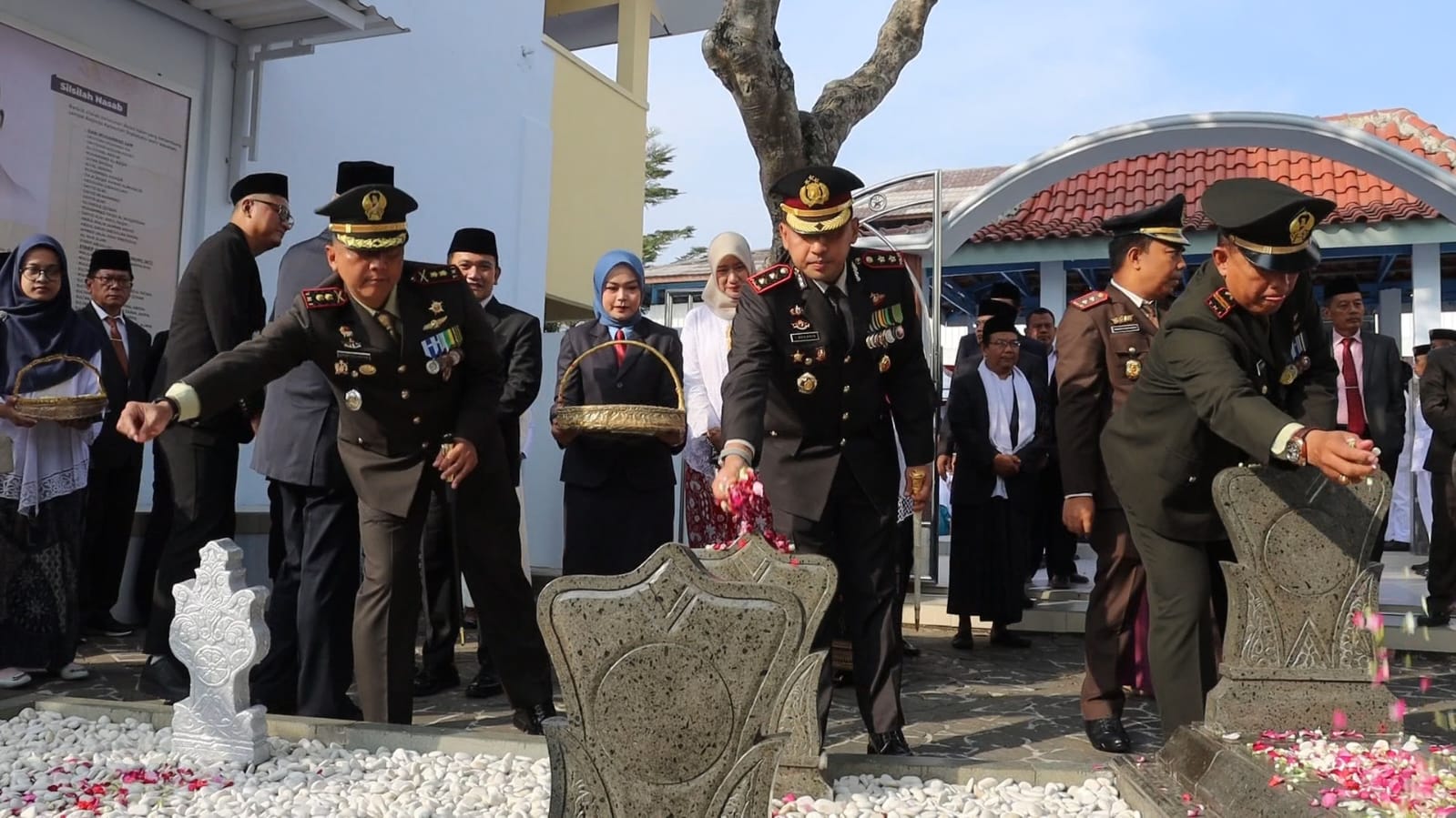 Kapolres Majalengka Bersama Forkopimda Ziarah ke Makam Pahlawan Nasional KH. Abdul Halim Iskandar